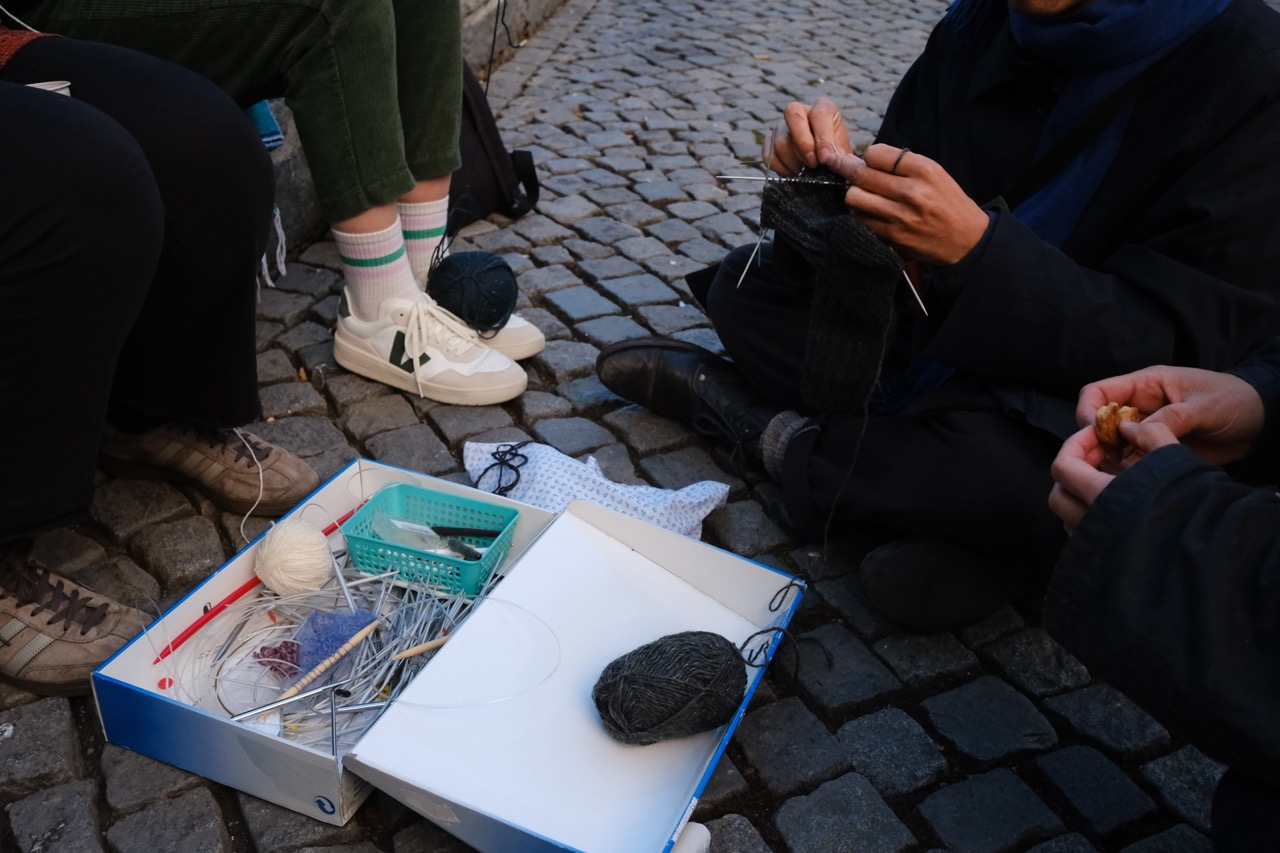 Menschen beim gemeinsamen Stricken am Rindermarkt