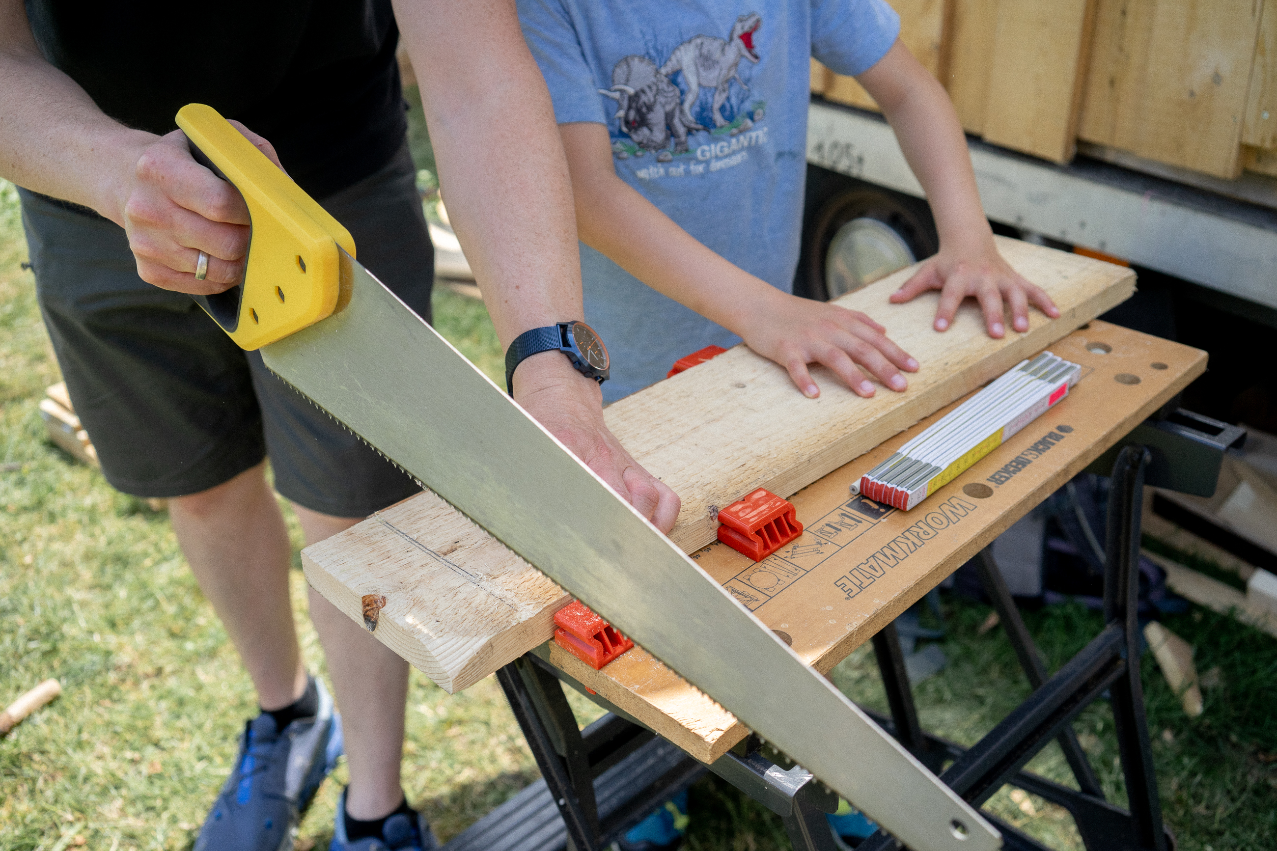 Kinder und Erwachsene beim Bauen in der offenen Holzwerkstatt
